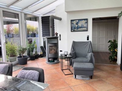 Ein Wohntraum: top 4 Zi Whg 115m² mit Wintergarten, Kamin, Dachterrasse am Stadtrand