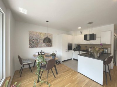 Sonnendurchflutete Dachgeschoßwohnung mit großer Terrasse inkl. Autoabstellplatz