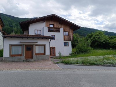 Selten!! Zweifamilienhaus in Rinn, mit 1800 qm großen Grundstück!!Das Grundstück kann auch in 2 Parzellen geteilt werden.