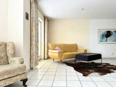 ELEGANTES WOHNEN AUF ZWEI EBENEN - Maisonette-Wohnung mit Balkon & Garage in ruhiger Feldrandlage