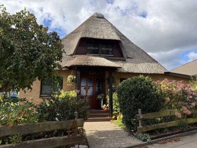 Charmantes Reetdachhaus mit moderner Ausstattung und klassischer Gemütlichkeit