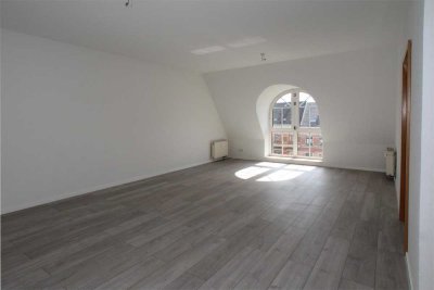 Schöne DG-Wohnung mit attraktivem Laminat und Aufzug
