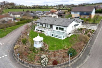 Großzügiges Einfamilienhaus mit traumhaftem Gartenparadies