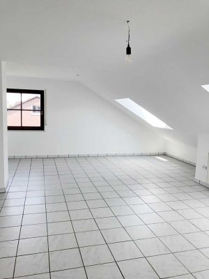 Geschmackvolle, teilenovierte 3-Raum-DG-Wohnung mit EBK in Hockenheim