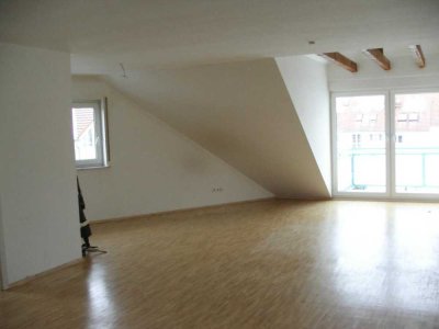Sonnenverwöhnte 3-Zimmer DG-Wohnung in ruhiger Lage in Dreieich-Dreieichenhain