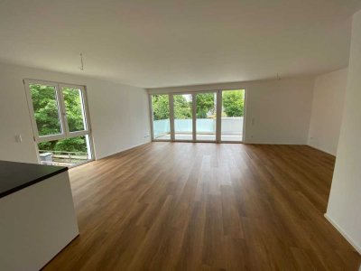 Geschmackvolle Wohnung mit zweieinhalb Zimmern sowie Balkon und EBK in Neckartenzlingen