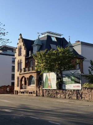 Exklusive Dachgeschosswohnung mit Dachterrasse in historischer Altbauvilla
