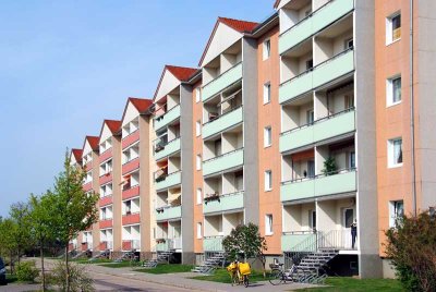 Moderne 4-Raum Wohnung mit Balkon und Badewanne.