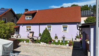 Einfamilienhaus mit 2 Eingängen, großer Garage und Nebengebäude in Regenstauf