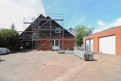 Viel Platz, viel Potenzial: Zweifamilienhaus im Grünen mit kernsanierter Wohnung & Ausbaureserve