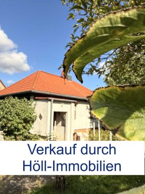 Einfamilienhaus mit sehr schönem, großen Grundstück im Grünen und doch zentral gelegen zu verkaufen.