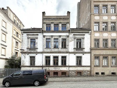 Attraktives, Sanierungsbedürftiges Mehrfamilienhaus in zentraler Lage