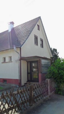 Freistehendes Einfamilienhaus mit großem Garten