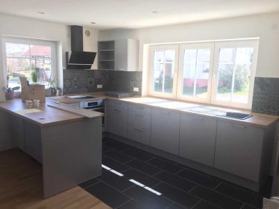 Helle moderne Doppelhaushälfte mit Garten