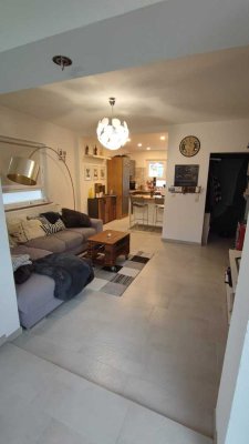 Geschmackvolle, modernisierte 2,5-Zimmer-Erdgeschosswohnung mit geh. Innenausstattung mit EBK