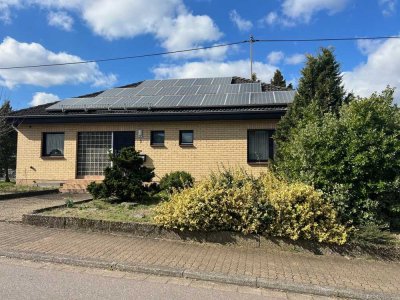 Schöner Winkelbungalow mit Ausbaupotential und Photovoltaikanlage in Überherrn zu verkaufen