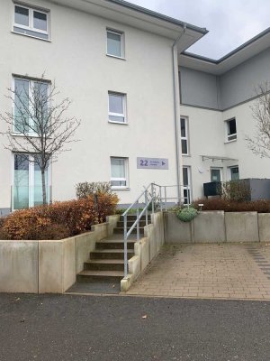 Kurzfristig beziehbare 2 Zimmer-Mietwohnung m. Aufzug, überd. Terrasse und Tiefgarage!