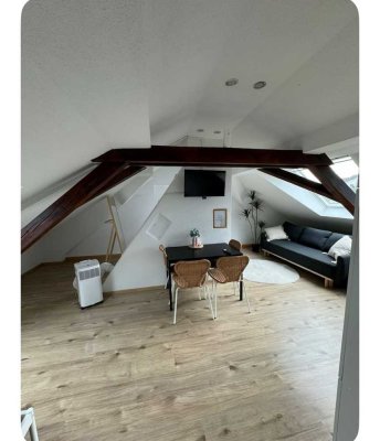 Möblierte schöne Dachgeschoss Wohnung