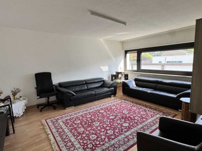 Großzügige 3- Zimmer Wohnung zu vermieten * EBK, Klimaanlage, gr. Balkon *