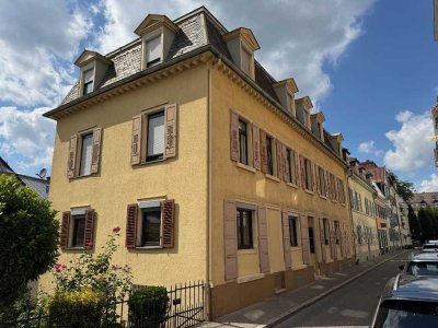 "Mitten in Baden-Baden - Modernisierungsbedürftige 4,5-Zi.-Maisonette in klassizistischem Wohnhaus"