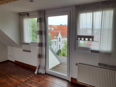 Attraktive und vollst. renovierte 3-Raum-Maisonette-Wohnung mit geh. Innenausstattung mit EBK