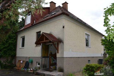 Einfamilienhaus in Wiener Neustadt in sehr guter Lage auch für 2 Familien geeignet - sanierungsbedürftig
