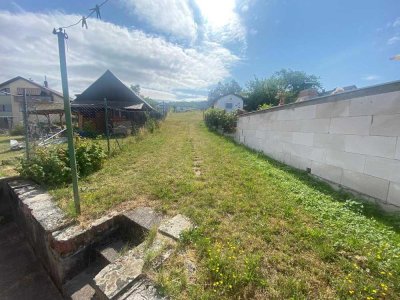 Sanierungsbedürftig: Mehrfamilienhaus mit traumhaftem Garten
