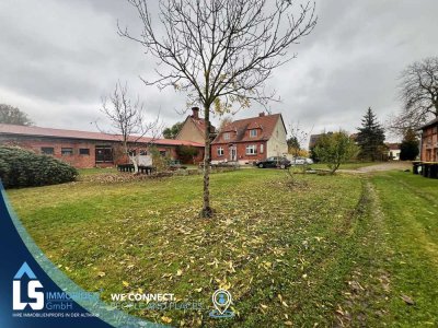 Großer Hof mit einem Ein- und Zweifamilienhaus