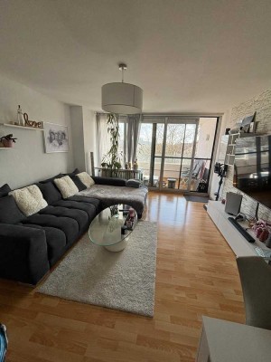 Attraktive und gepflegte 2-Raum-Wohnung mit gehobener Innenausstattung mit Balkon in Rodgau