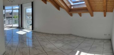 Helle 2-Zimmer Dachgeschosswohnung mit Balkon, Garten-Anteil sowie Stellplatz in Flörsheim-Weilbach