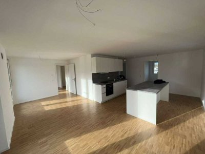 Helle 4-Raum-Penthouse-Wohnung mit Dach-Terrasse inklusive EBK in Hanau