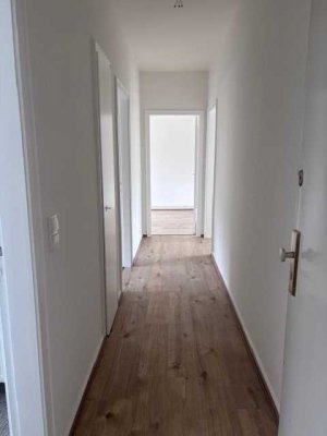 2-Zimmer Wohnung mit Balkon, Laminat, Vollbad u. Einbauküche
