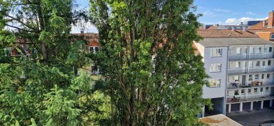 Penthouse mit Einbauküche und Aufzug in der City! Dachloggia mit viel Grün und Ruhe