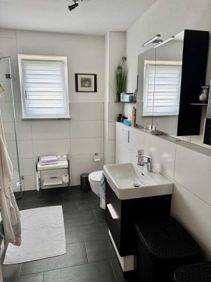 Exklusive, neuwertige 4-Raum-Wohnung mit gehobener Innenausstattung mit Einbauküche in Stadtbergen
