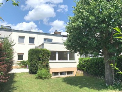 STILVOLL + GEMÜTLICH: Haus im Bauhausstil in naturnaher Lage von Bad Homburg