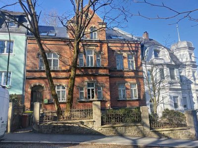 Kreuzbergviertel:Teilsaniertes Jugendstil-Mehrfamilienhaus mit weiterem Fertigstellungsbedarf und Ba