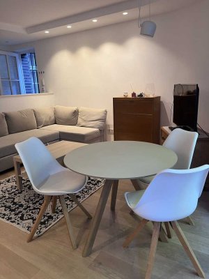 Geschmackvolle möblierte und geräumige Wohnung mit Terrasse und Einbauküche in Hannover