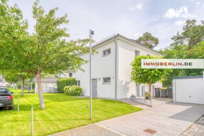 IMMOBERLIN.DE - Sehr attraktives Haus mit Sonnenterrasse, großem Garten & Garage in familiärer Lage