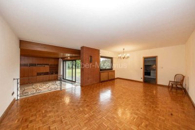 Freistehendes Einfamilienhaus mit EBK, Parkettböden, Kamin, Balkon, Terrasse, Garten + 2 Garagen