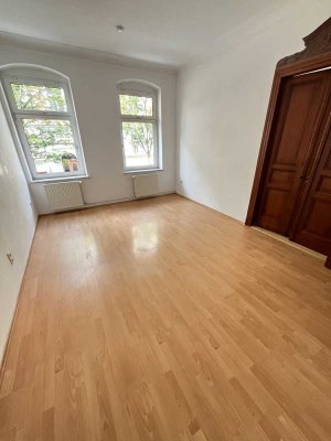 Helle 4,5-Zimmer Wohnung, Altbau in zentraler Lage, Parkmöglichkeit