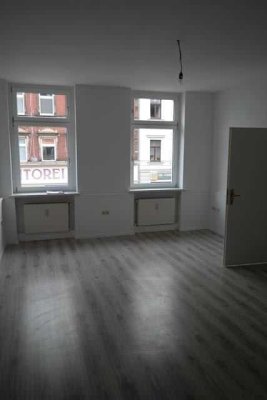 Großzügige 3-Zimmer mit Laminat, EBK und Wannenbad in zentraler Lage!