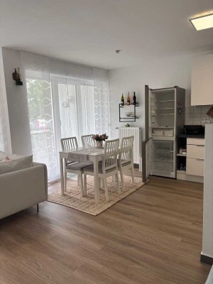 helle, renovierte 2-Zimmer-Wohnung mit moderner Küche, Balkon