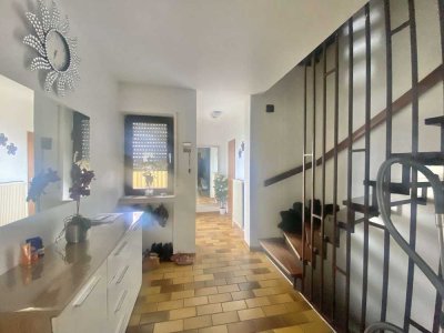Freundliches Reihenendhaus mit Garten und Garage