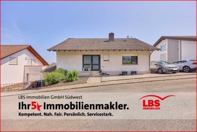 Zweifamilienhaus in ruhiger Lage mit Garage und Terrasse