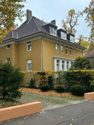 Dachgeschosswohnung mit 2 Balkonen und 1 Garage in exklusiver Lage