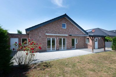Zeitlos und funktional. 
Freistehender Bungalow mit 128 qm Wohnfläche auf einer Ebene.