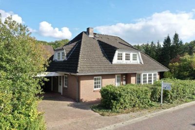 Geräumiges Einfamilienhaus mit Doppelcarport und Renovierungspotenzial