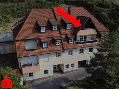 Charmante 2,5-Zimmer-Dachgeschosswohnung mit Loggia und Einzelgarage in Ingelfingen