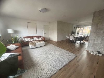 Luxuriöse 5-Zimmer Wohnung mit Balkon und Garage in Kalbsiedlung / Weikershof