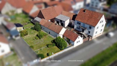 Ein-/Zweifamilienhaus mit vier Garagen, Scheune und Nebengebäuden sowie Gartenfläche